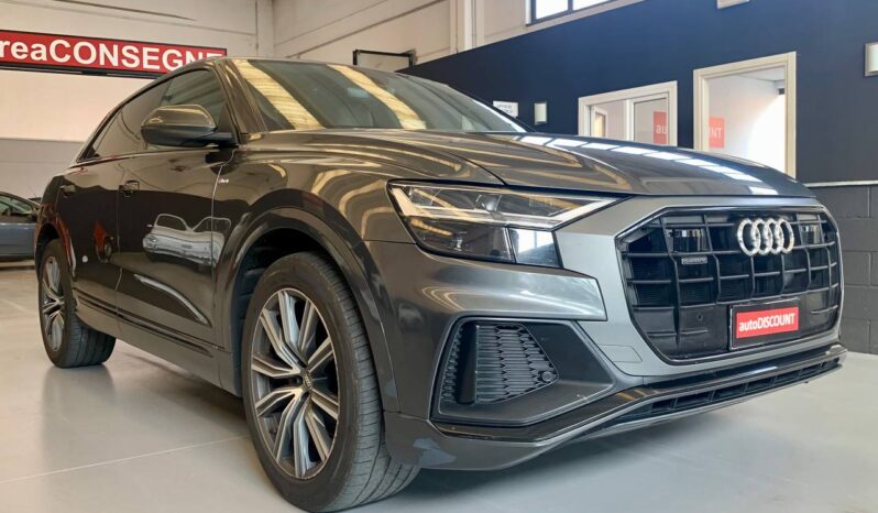 AUDI Q8 full