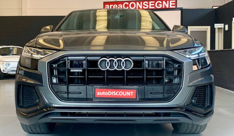 AUDI Q8 full