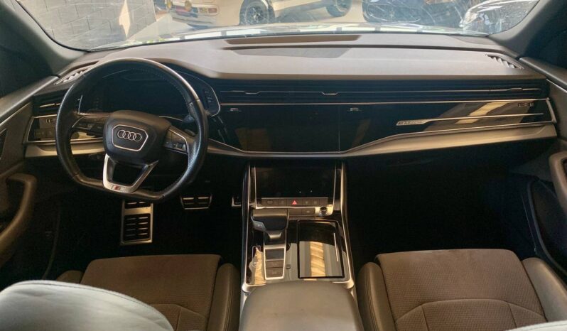 AUDI Q8 full