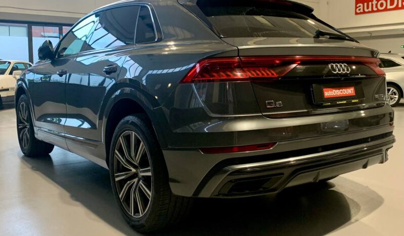 AUDI Q8 full
