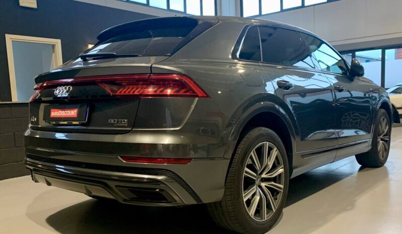 AUDI Q8 full